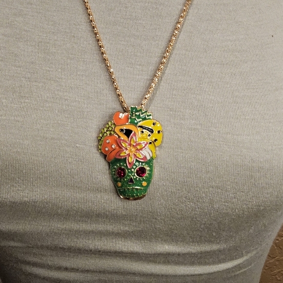 NWT GREEN SUGAR SKULL STATEMENT NECKLACE - Picture 2 of 3